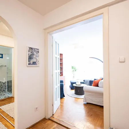 - Balcony - Large - Comfy Appartement *