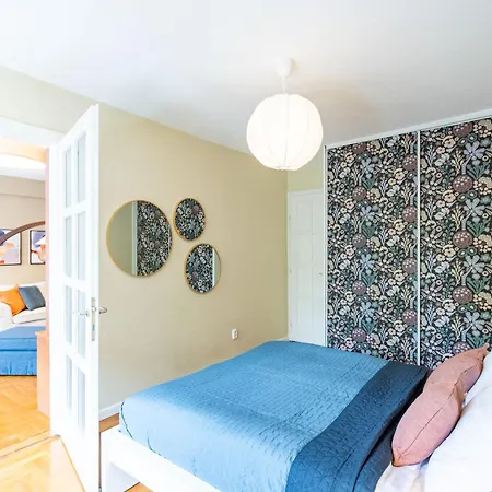 - Balcony - Large - Comfy *