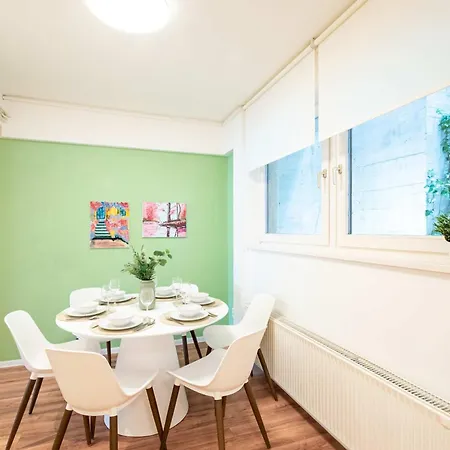 Apartman - Balcony - Large - Comfy *