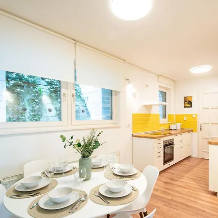 - Balcony - Large - Comfy Apartman Budapest